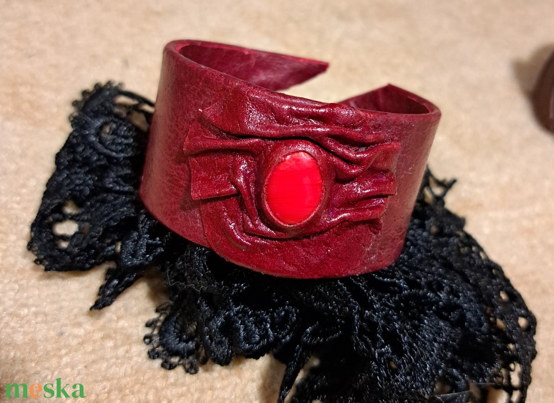 Bordó bőrkarkötő  - ékszer - karkötő - karkötő medállal - Meska.hu