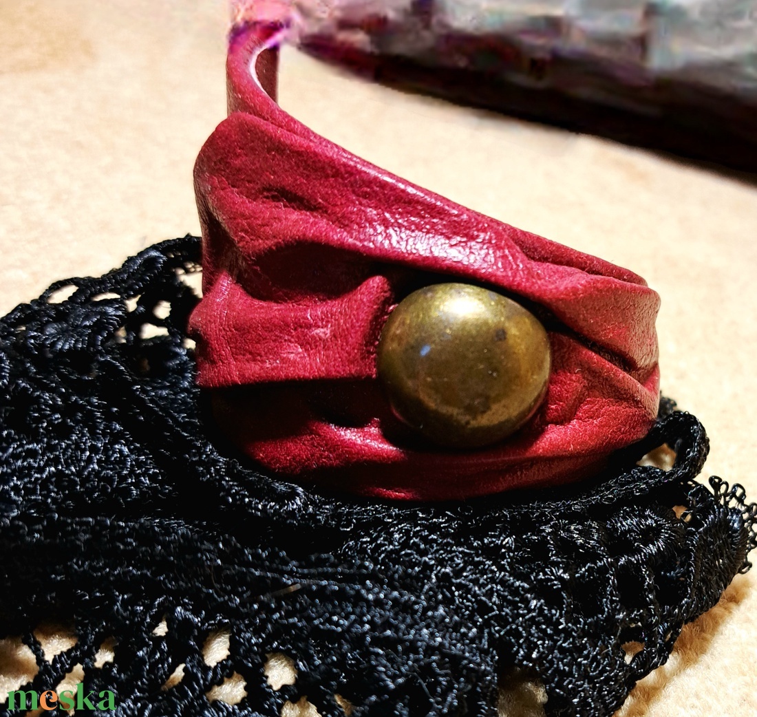 Bordó bőrkarkötő réz díszítésse - ékszer - karkötő - karperec - Meska.hu