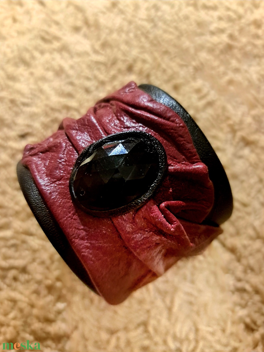 Fekete bordó bőrkarkö fazettált gyöggel - ékszer - karkötő - gyöngyös karkötő - Meska.hu