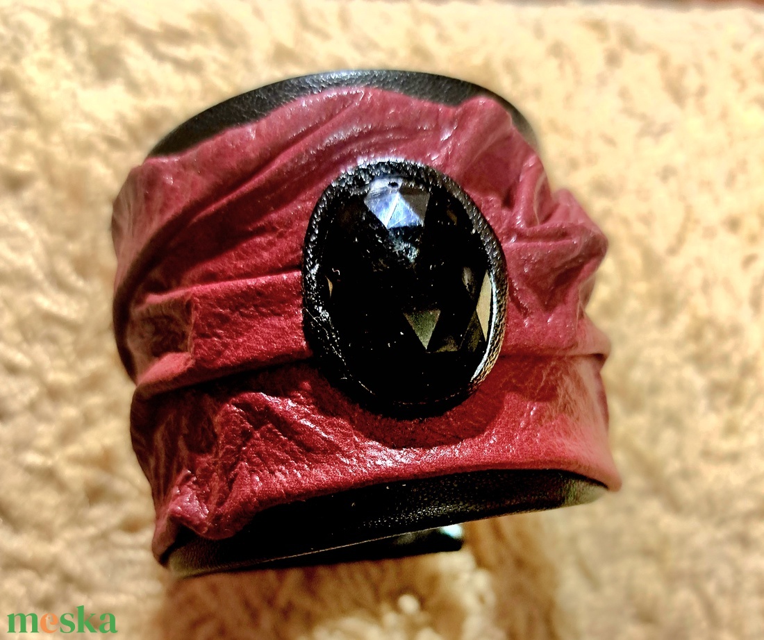 Fekete bordó bőrkarkö fazettált gyöggel - ékszer - karkötő - gyöngyös karkötő - Meska.hu