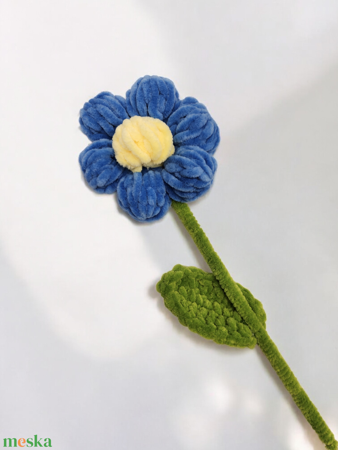 Horgolt plüss virág - otthon & életmód - virágdekoráció - virágok - szálas virág - Meska.hu