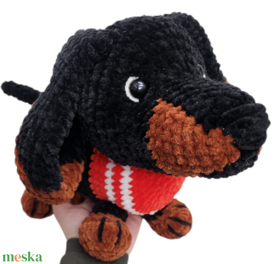 Horgolt plüss Tacsi piros pulcsiban - játék & sport - plüssállat & játékfigura - kutya - Meska.hu