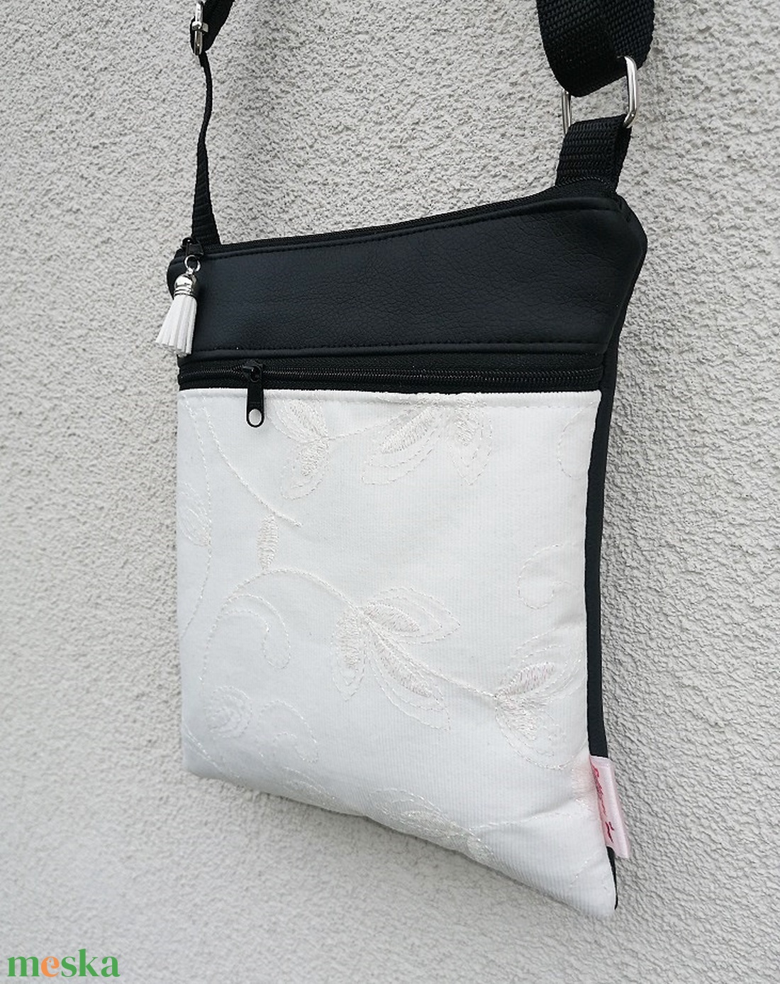Hímzett mintás tarisznya, oldaltáska - fekete 20x23 cm - táska & tok - kézitáska & válltáska - tarisznya - Meska.hu Hímzett mintás tarisznya, oldaltáska - fekete 20x23 cm - táska & tok - kézitáska & válltáska - tarisznya - Meska.hu