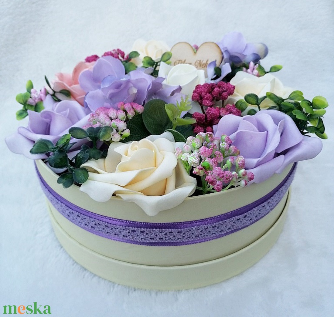 Virágbox bordó, lila, krém színű virágokkal - otthon & lakás - dekoráció - virágdísz és tartó - csokor & virágdísz - Meska.hu