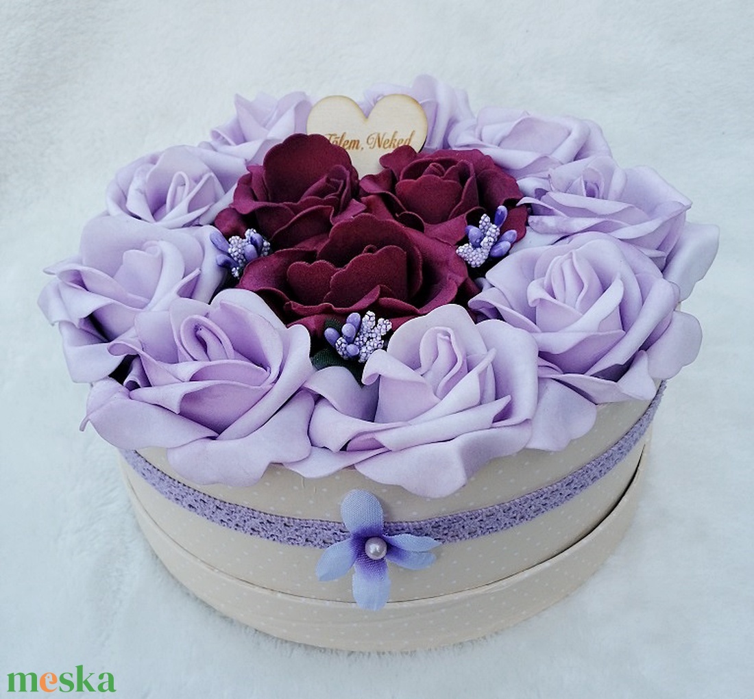 Rózsabox lila és bordó színű virágokkal - otthon & lakás - dekoráció - virágdísz és tartó - csokor & virágdísz - Meska.hu
