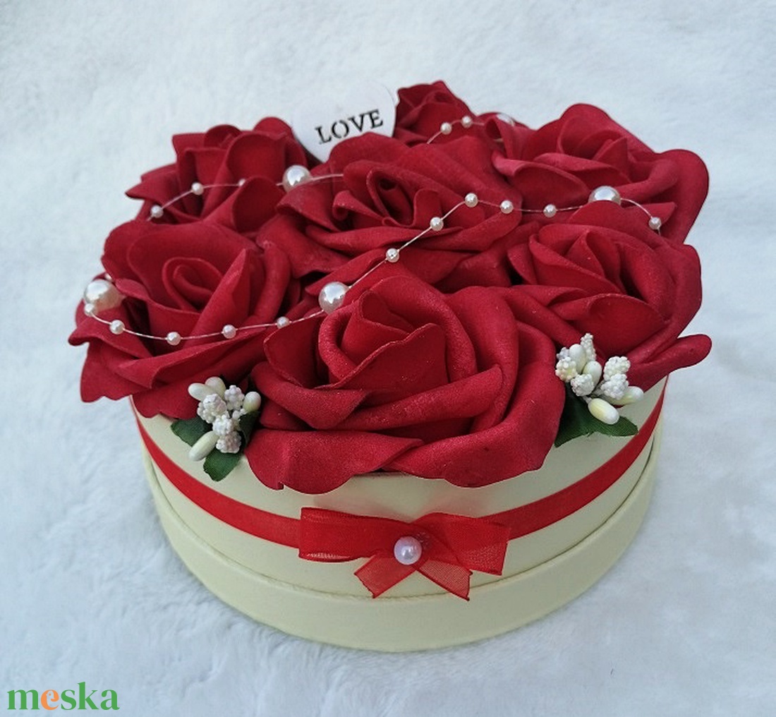 Rózsabox piros színű virágokkal - otthon & lakás - dekoráció - virágdísz és tartó - csokor & virágdísz - Meska.hu
