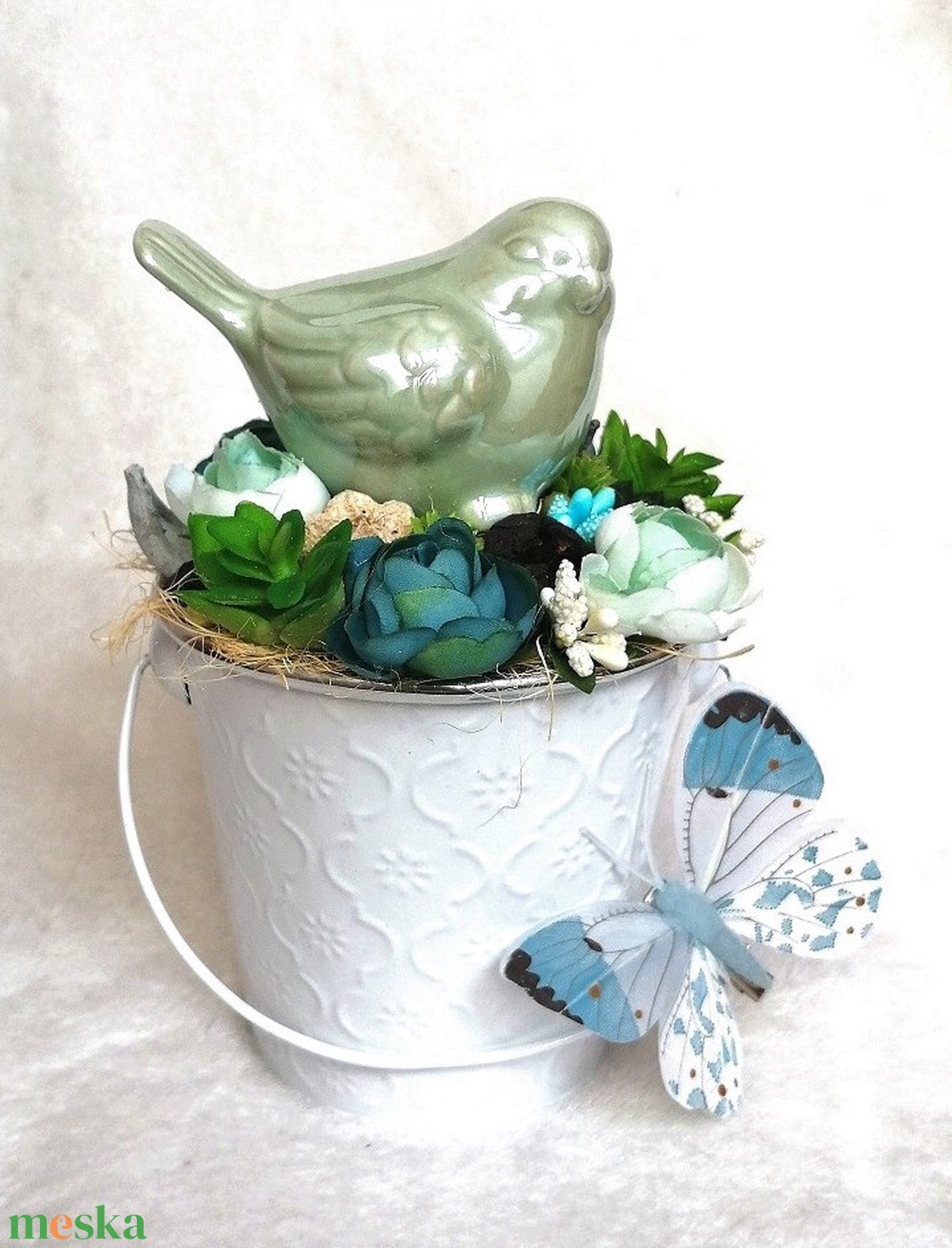 Tavaszi, nyári, húsvéti asztaldísz - kék és menta színű virágokkal, madárkával - otthon & lakás - dekoráció - asztal és polc dekoráció - asztaldísz - Meska.hu
