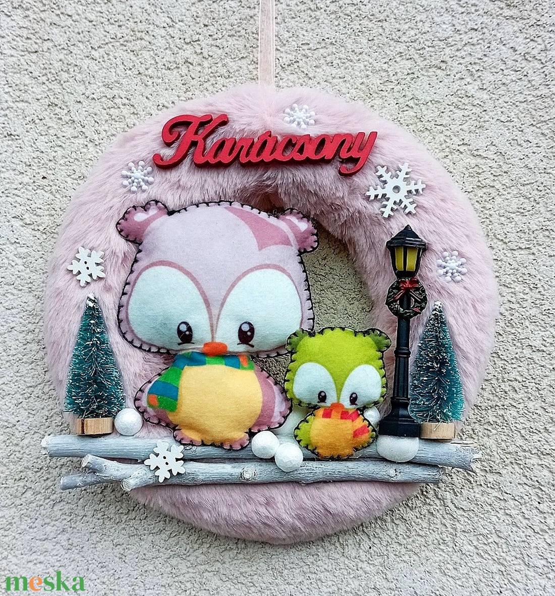 Karácsonyi ajtódísz, kopogtató baglyokkal - rózsaszín - karácsony - karácsonyi lakásdekoráció - karácsonyi ajtódíszek - Meska.hu Karácsonyi ajtódísz, kopogtató baglyokkal - rózsaszín - karácsony - karácsonyi lakásdekoráció - karácsonyi ajtódíszek - Meska.hu
