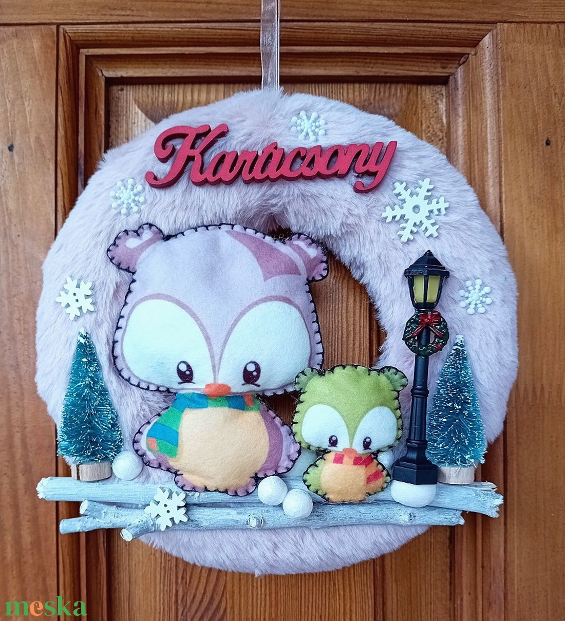 Karácsonyi ajtódísz, kopogtató baglyokkal - rózsaszín - karácsony - karácsonyi lakásdekoráció - karácsonyi ajtódíszek - Meska.hu Karácsonyi ajtódísz, kopogtató baglyokkal - rózsaszín - karácsony - karácsonyi lakásdekoráció - karácsonyi ajtódíszek - Meska.hu
