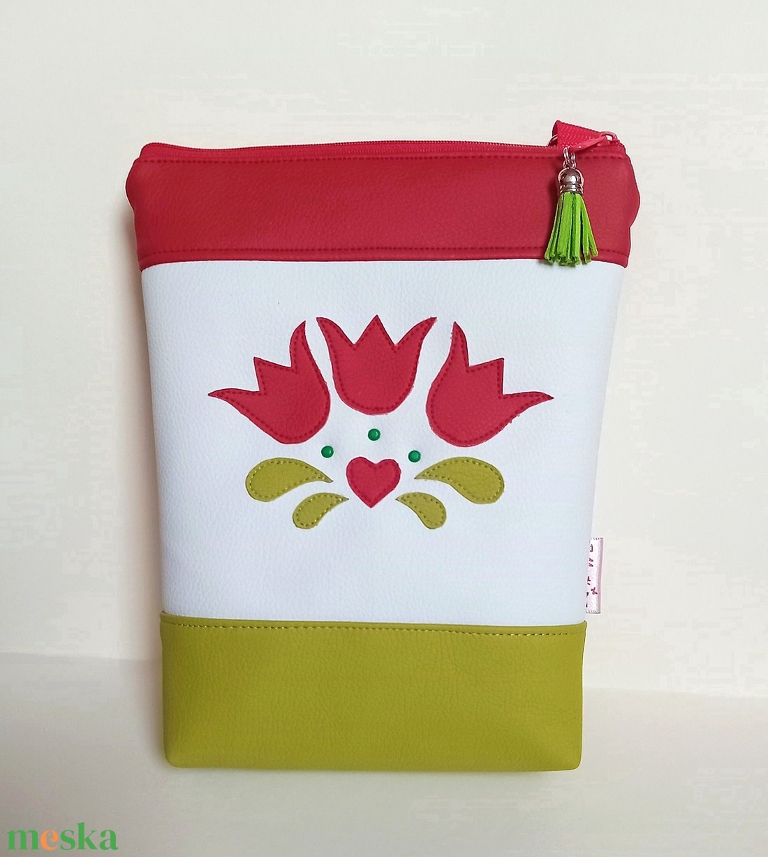 Magyar népi motívummal díszített oldaltáska, tarisznya - tulipánok - táska & tok - kézitáska & válltáska - vállon átvethető táska - Meska.hu