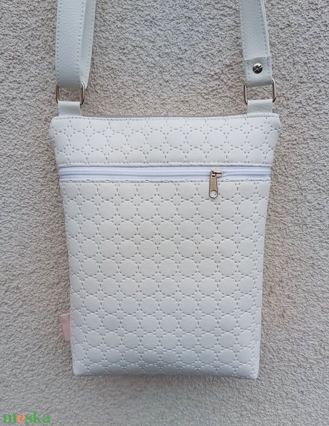 Textilbőr oldaltáska, tarisznya steppelt mintával - fehér/ezüst - táska & tok - kézitáska & válltáska - vállon átvethető táska - Meska.hu