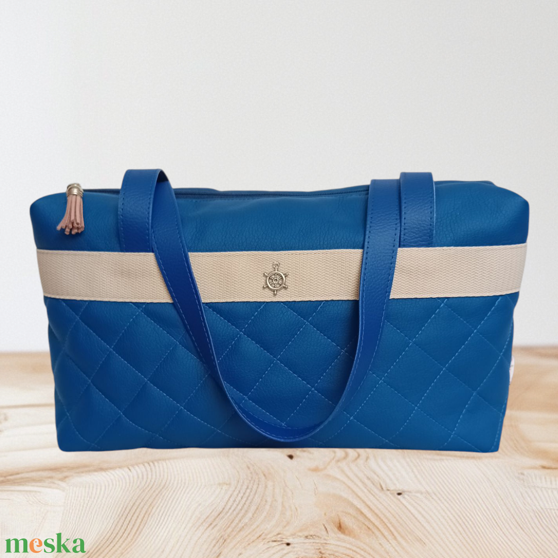 Válltáska steppelve kék színben hajókormány medállal 31x19 cm - táska & tok - kézitáska & válltáska - válltáska - Meska.hu Válltáska steppelve kék színben hajókormány medállal 31x19 cm - táska & tok - kézitáska & válltáska - válltáska - Meska.hu