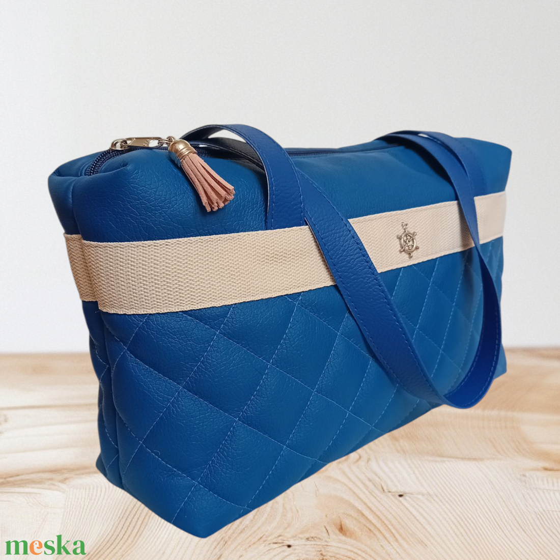 Válltáska steppelve kék színben hajókormány medállal 31x19 cm - táska & tok - kézitáska & válltáska - válltáska - Meska.hu Válltáska steppelve kék színben hajókormány medállal 31x19 cm - táska & tok - kézitáska & válltáska - válltáska - Meska.hu