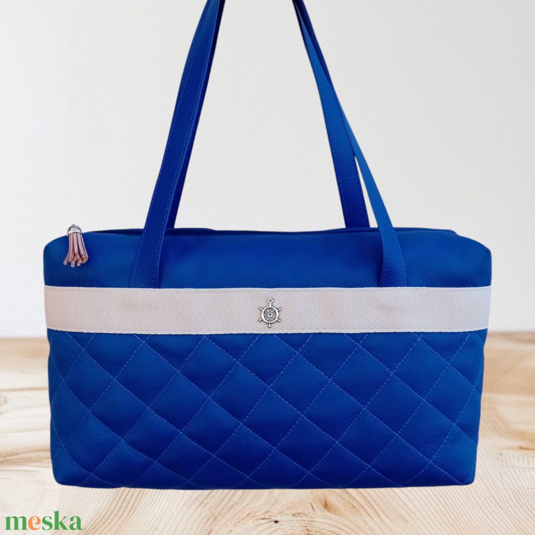 Válltáska steppelve kék színben hajókormány medállal 31x19 cm - táska & tok - kézitáska & válltáska - válltáska - Meska.hu Válltáska steppelve kék színben hajókormány medállal 31x19 cm - táska & tok - kézitáska & válltáska - válltáska - Meska.hu