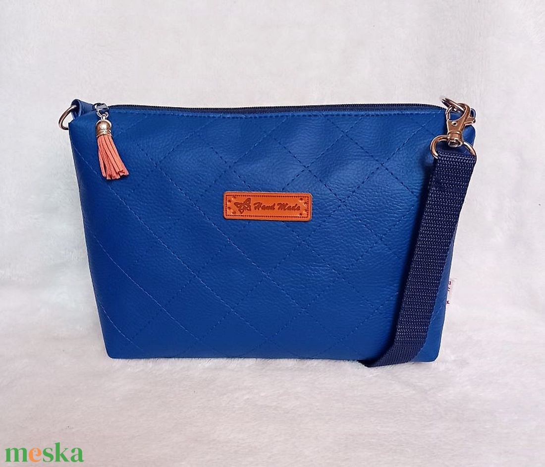 Kék női válltáska steppelt mintával 23x15 cm - táska & tok - kézitáska & válltáska - vállon átvethető táska - Meska.hu Kék női válltáska steppelt mintával 23x15 cm - táska & tok - kézitáska & válltáska - vállon átvethető táska - Meska.hu