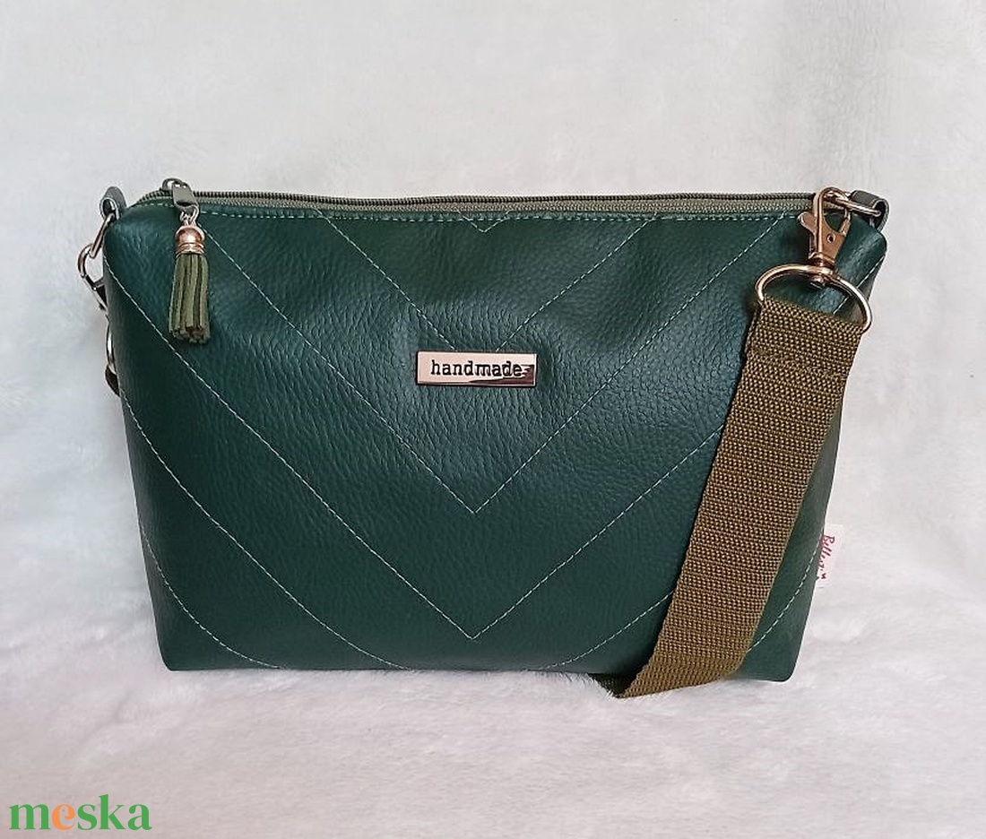 Sötétzöld női válltáska steppelt mintával 23x15 cm - táska & tok - kézitáska & válltáska - vállon átvethető táska - Meska.hu Sötétzöld női válltáska steppelt mintával 23x15 cm - táska & tok - kézitáska & válltáska - vállon átvethető táska - Meska.hu
