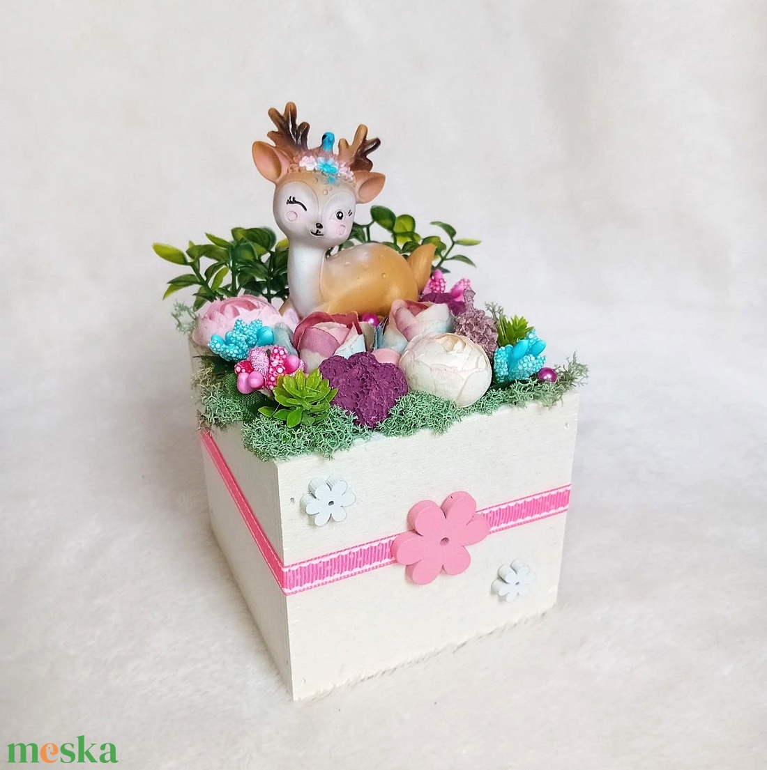 Tavaszi, nyári, ünnepi asztaldísz - kék és rózsaszínű virágokkal, őzikével I. - otthon & életmód - dekoráció - asztal és polc dekoráció - asztaldísz - Meska.hu