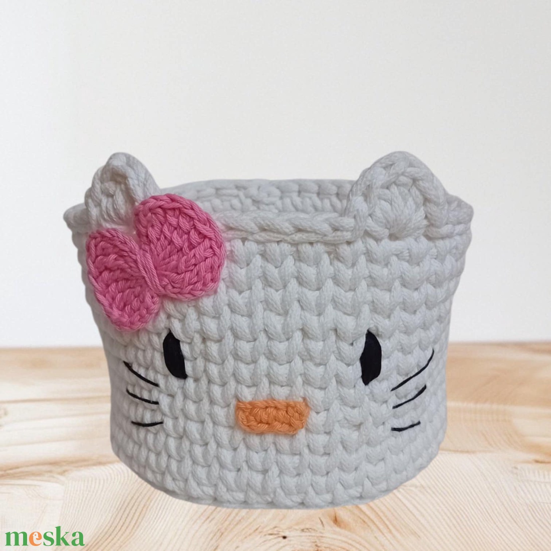 Horgolt kosár Hello Kitty - fehér - otthon & életmód - babaszoba, gyerekszoba - játéktároló - Meska.hu