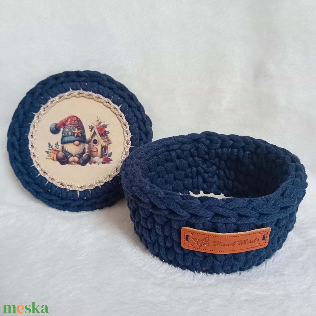 Karácsonyi horgolt fedeles kosárka, manós, sötétkék - otthon & életmód - tárolás & rendszerezés - tárolókosár - Meska.hu Karácsonyi horgolt fedeles kosárka, manós, sötétkék - otthon & életmód - tárolás & rendszerezés - tárolókosár - Meska.hu