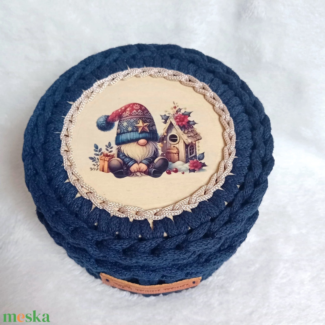 Karácsonyi horgolt fedeles kosárka, manós, sötétkék - otthon & életmód - tárolás & rendszerezés - tárolókosár - Meska.hu Karácsonyi horgolt fedeles kosárka, manós, sötétkék - otthon & életmód - tárolás & rendszerezés - tárolókosár - Meska.hu