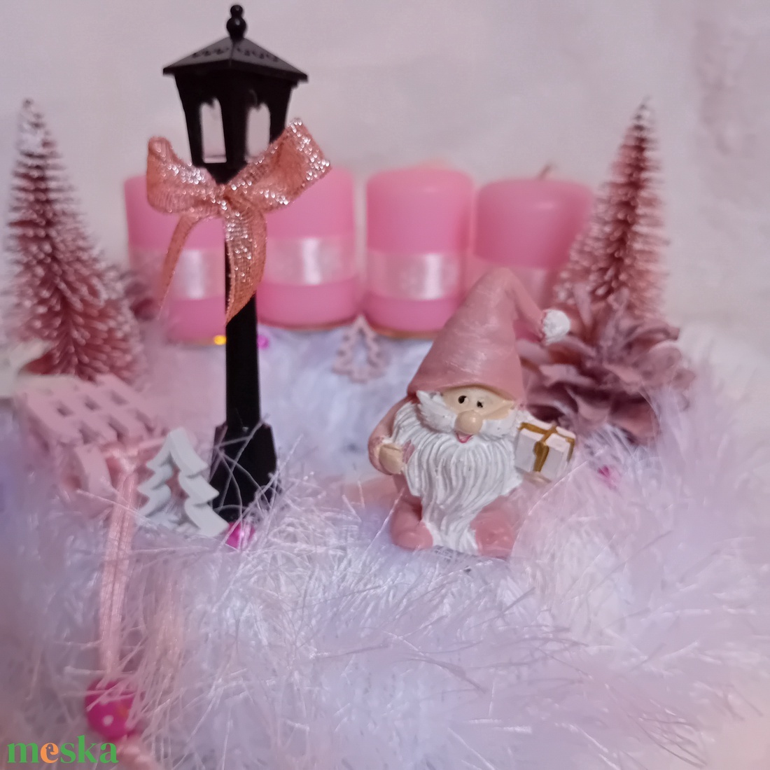 Adventi, karácsonyi manós koszorú, asztaldísz rózsaszín - karácsony - adventi díszek - adventi asztaldísz - Meska.hu