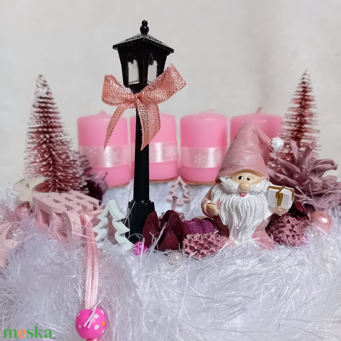 Adventi, karácsonyi manós koszorú, asztaldísz rózsaszín - karácsony - adventi díszek - adventi asztaldísz - Meska.hu