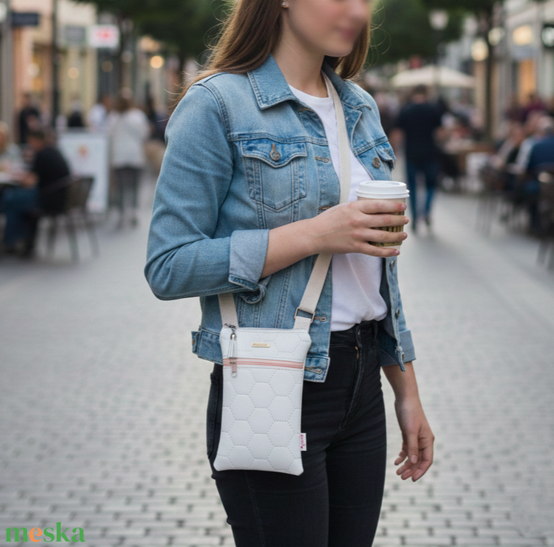 Mobiltelefon tartó válltáska, fehér 13 x 20 cm - táska & tok - kézitáska & válltáska - vállon átvethető táska - Meska.hu