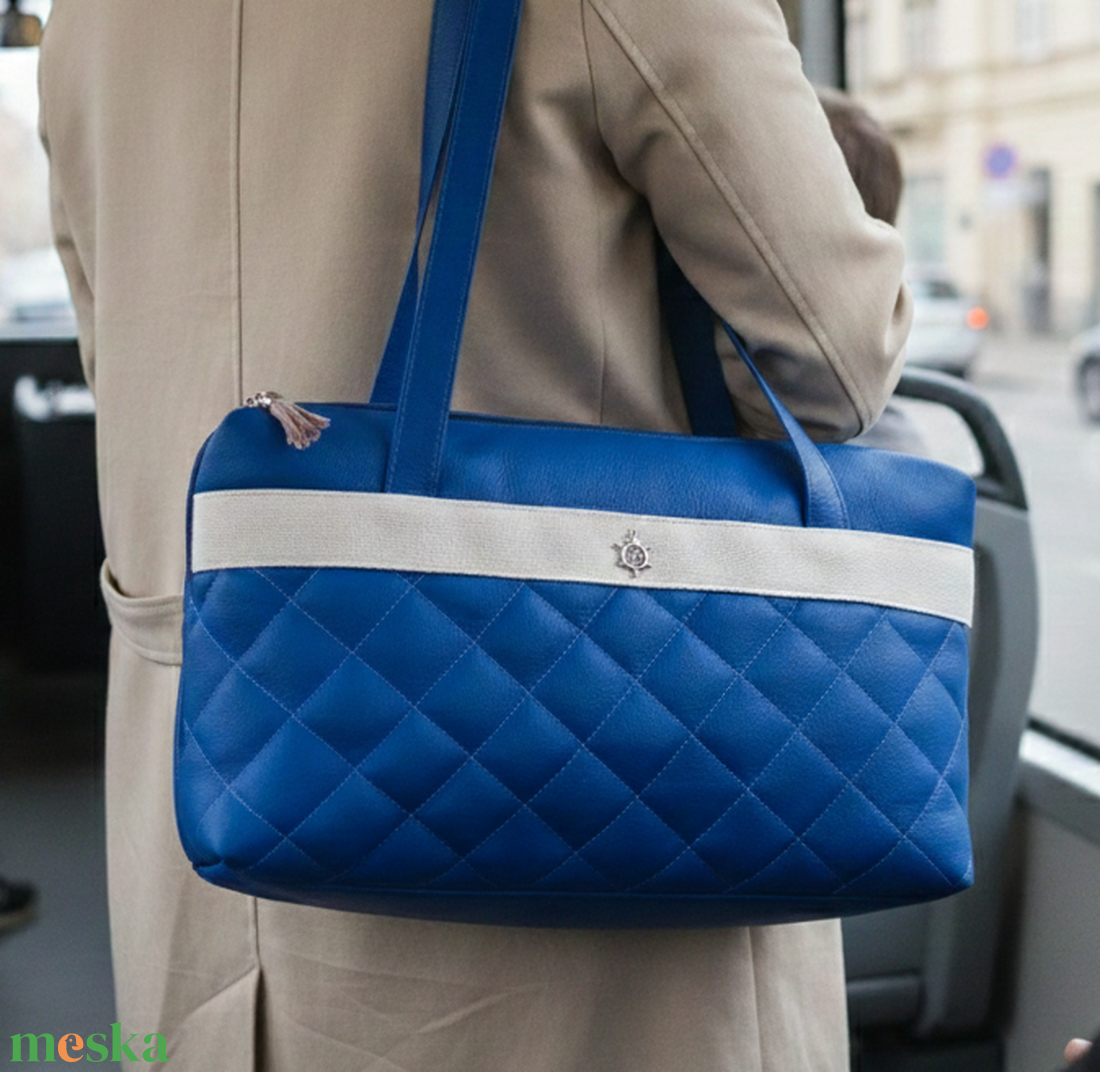 Pakolós válltáska steppelve kék hajókormány medállal 31x19 cm - táska & tok - kézitáska & válltáska - válltáska - Meska.hu