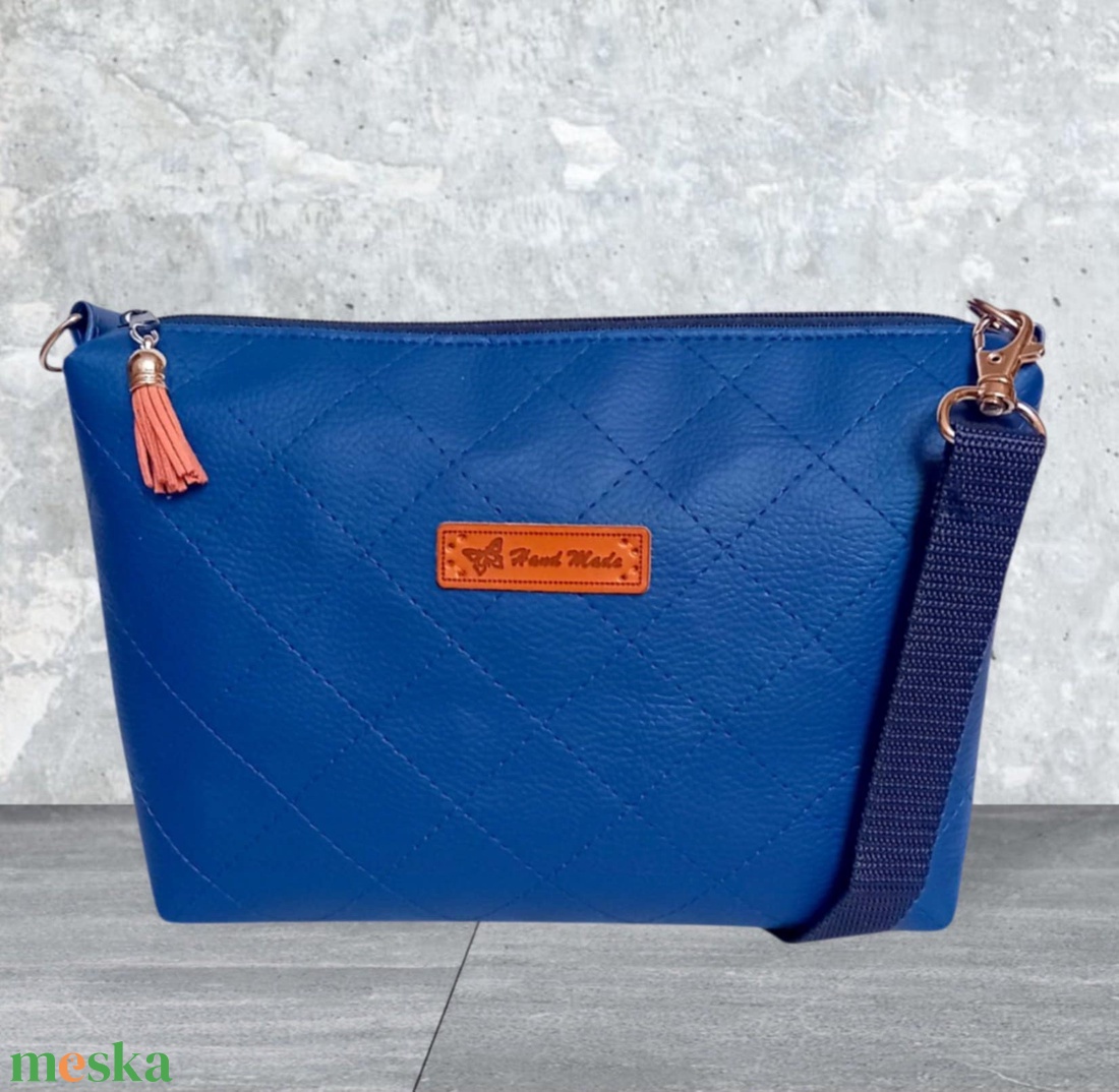 Rohangálós válltáska oldaltáska 2in1 steppelt mintával kék textilbőr 23x15 cm - táska & tok - kézitáska & válltáska - vállon átvethető táska - Meska.hu