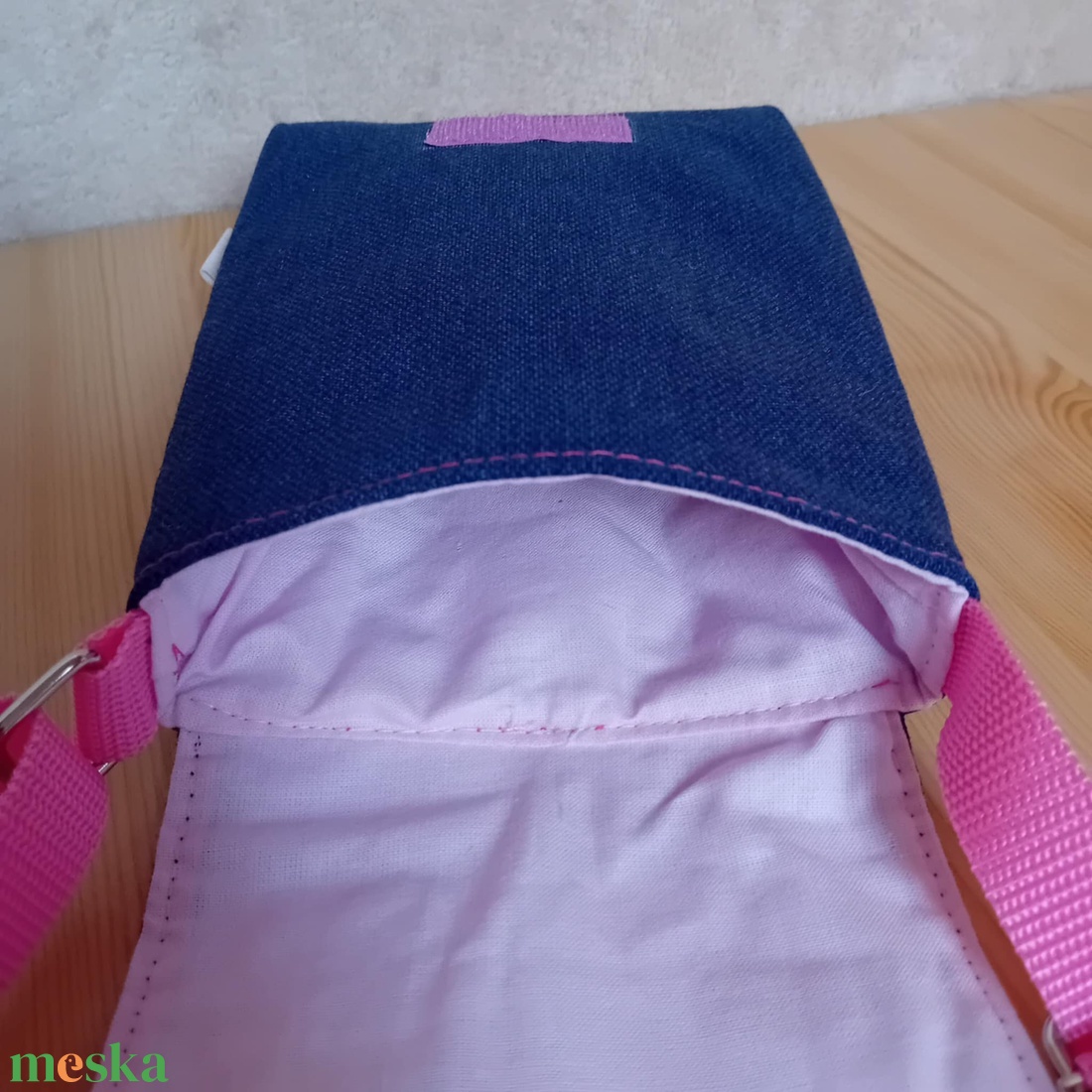 Gyerek farmer oldaltáska válltáska cicával és szívecskékkel - táska & tok - kézitáska & válltáska - vállon átvethető táska - Meska.hu