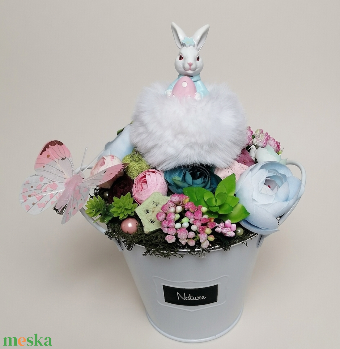 Tavaszi, nyári, húsvéti asztaldísz - nyuszilány pillangóval - ünnepi díszek, dekorációk - húsvéti díszek és dekorációk - húsvéti virágos díszek - Meska.hu