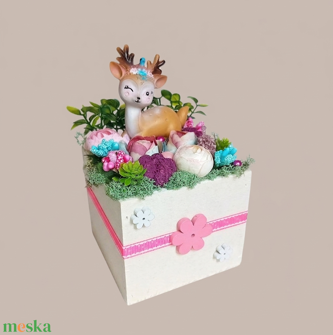 Tavaszi, nyári, ünnepi asztaldísz - kék és rózsaszínű virágokkal, őzikével I. - otthon & életmód - virágdekoráció - virágdíszek - asztali virágdísz - Meska.hu