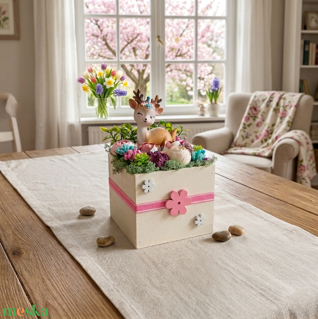 Tavaszi, nyári, ünnepi asztaldísz - kék és rózsaszínű virágokkal, őzikével I. - otthon & életmód - virágdekoráció - virágdíszek - asztali virágdísz - Meska.hu