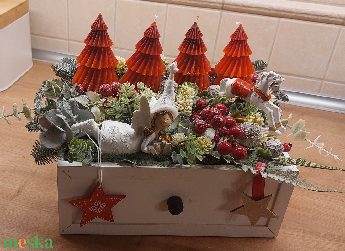 Adventi asztalidísz piros-havas hangulatban,angyalkával - karácsony - adventi díszek - adventi asztaldísz - Meska.hu