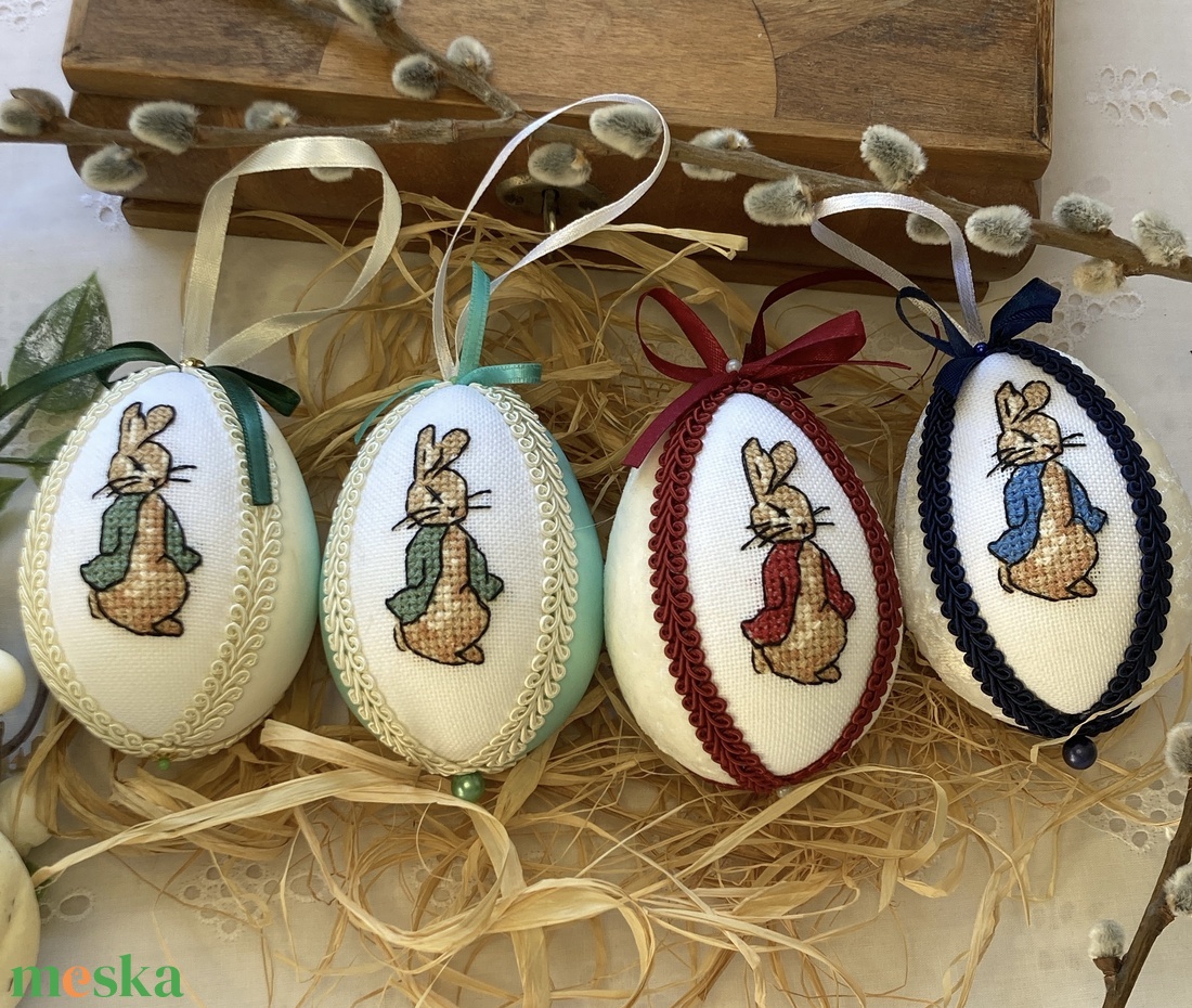 Keresztszemes hímzéssel díszített Péter nyulas húsvéti dísz - otthon & életmód - dekoráció - fali és függő dekoráció - függődísz - Meska.hu Keresztszemes hímzéssel díszített Péter nyulas húsvéti dísz - otthon & életmód - dekoráció - fali és függő dekoráció - függődísz - Meska.hu
