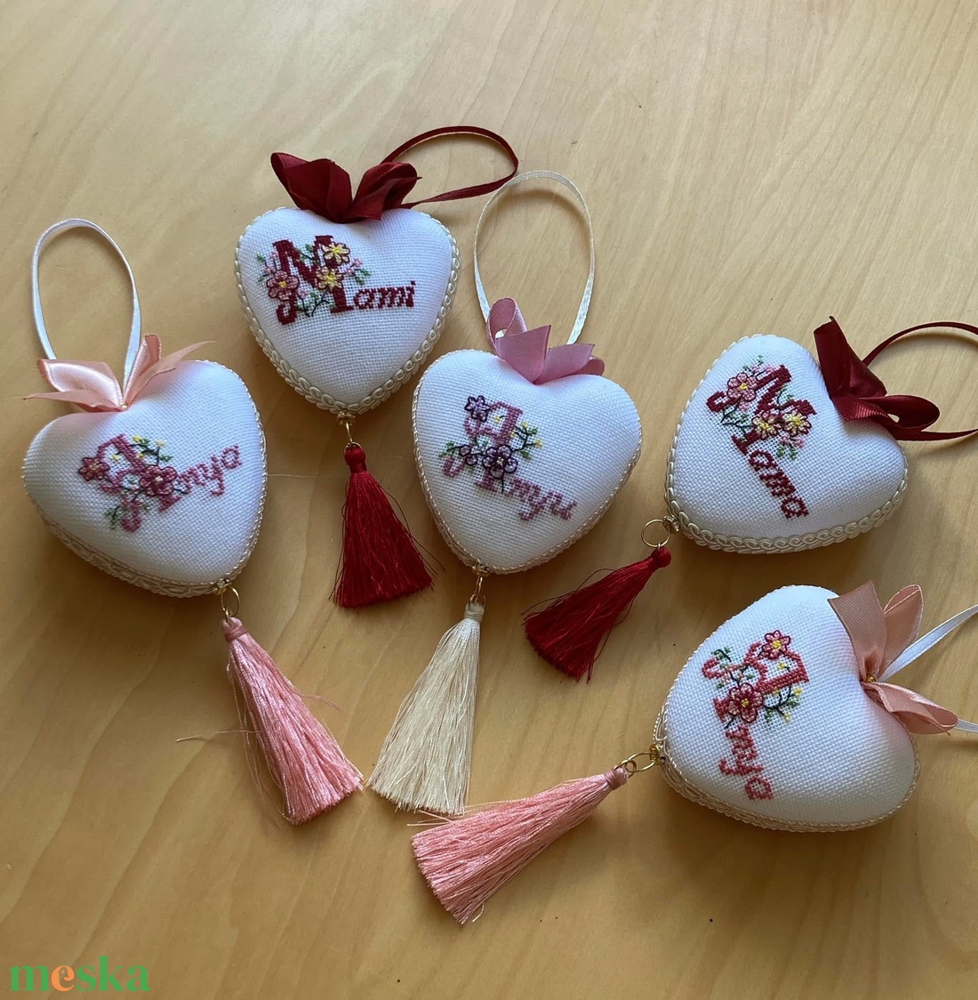 Anyák napi szív alakú keresztszemes hímzéssel díszített ajándék  - otthon & életmód - dekoráció - fali és függő dekoráció - függődísz - Meska.hu