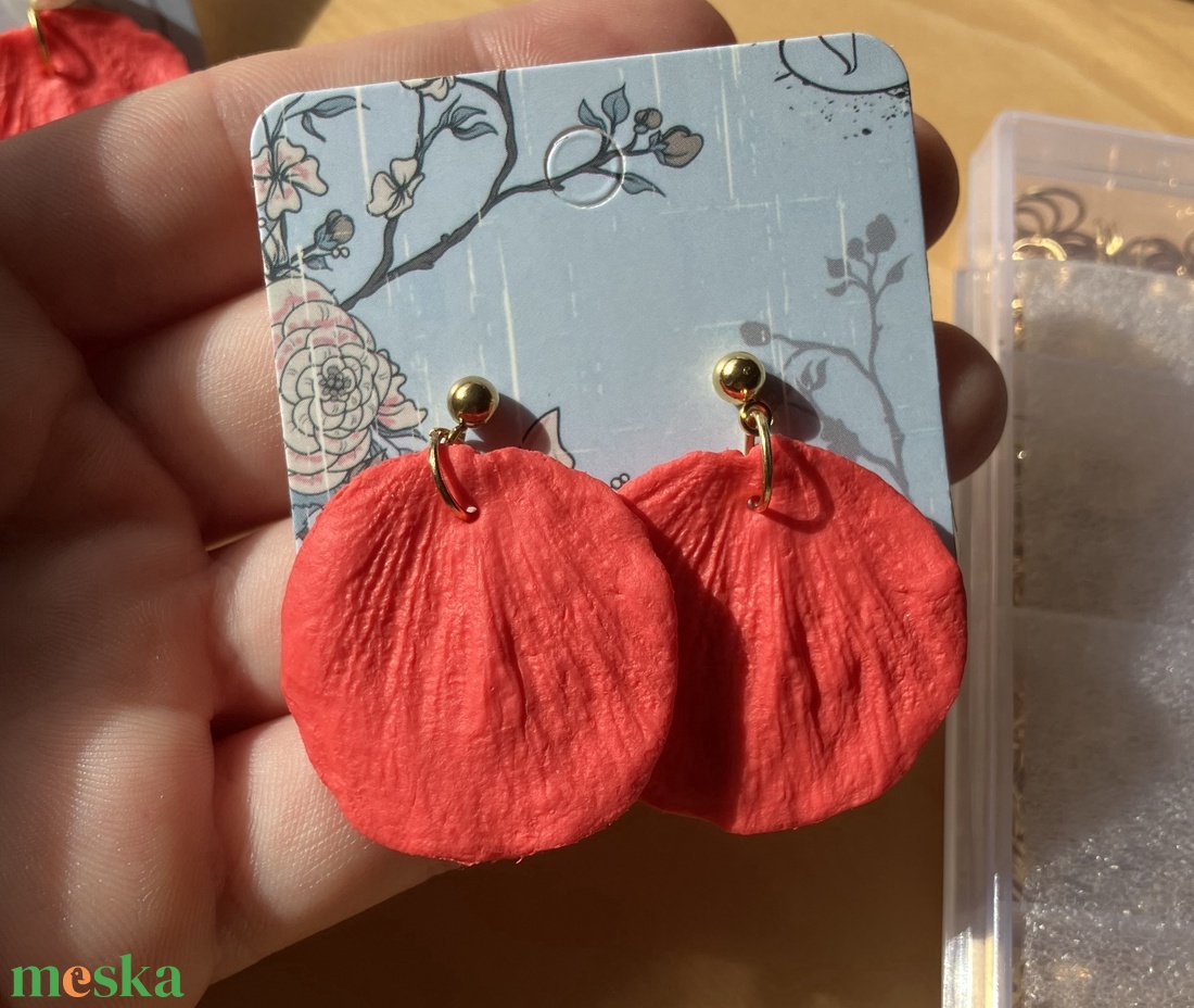 Virágszirom alakú polymer clay, süthető gyurma fülbevaló - ékszer - fülbevaló - lógó fülbevaló - Meska.hu