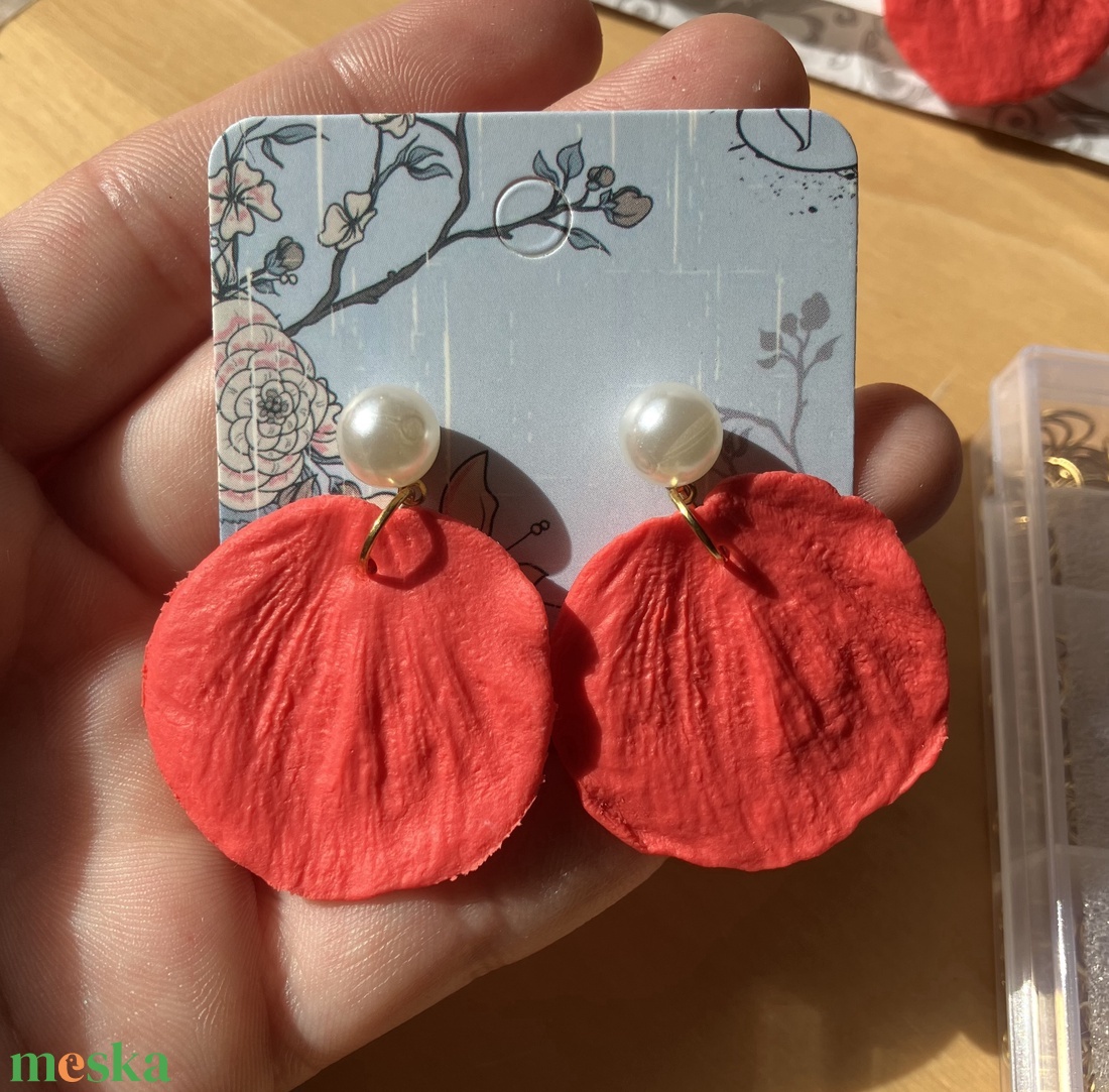 Virágszirom alakú polymer clay, süthető gyurma fülbevaló - ékszer - fülbevaló - lógó fülbevaló - Meska.hu