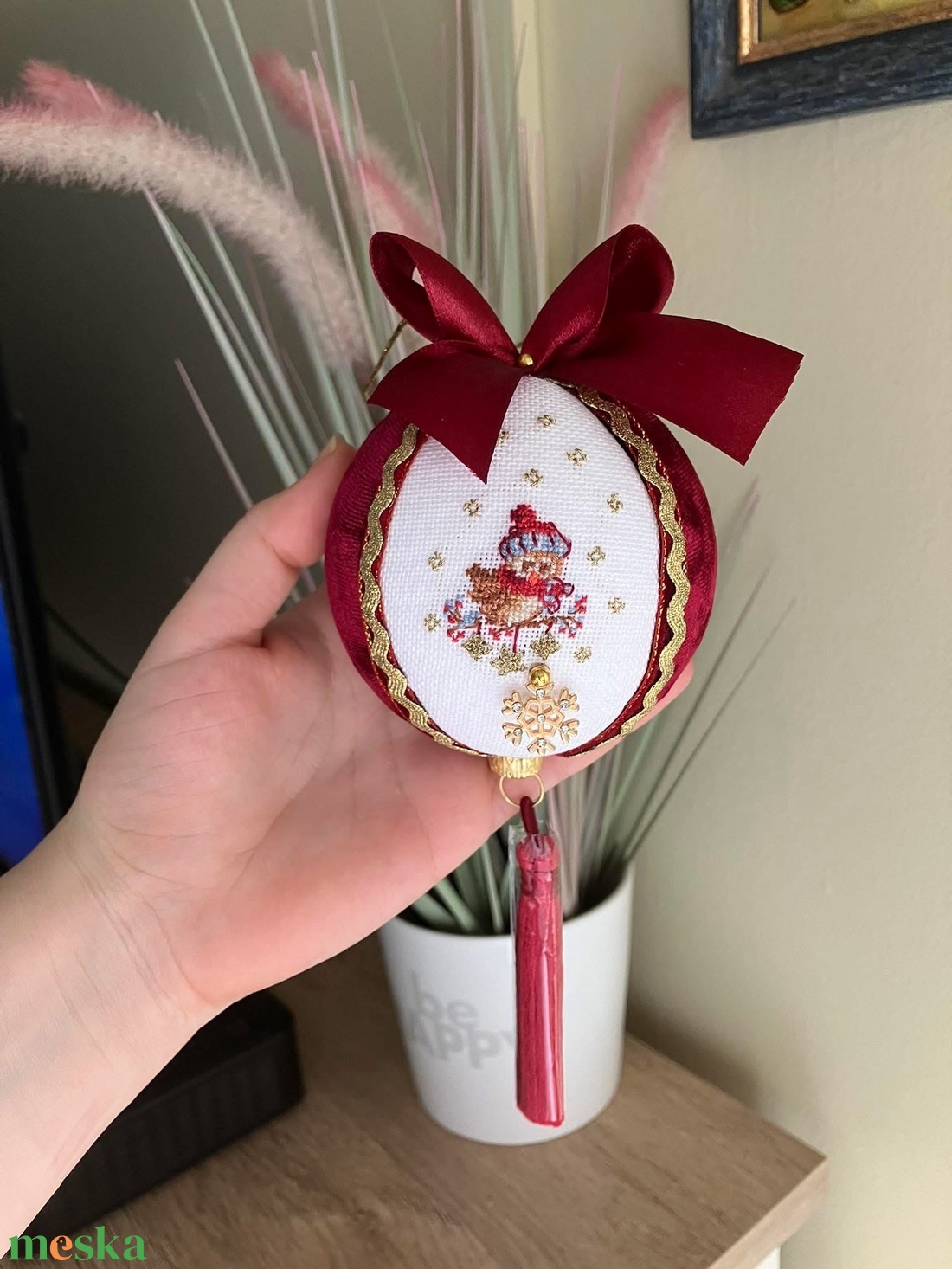 Keresztszemes hímzéssel díszített karácsonyi gömb - otthon & életmód - dekoráció - fali és függő dekoráció - függődísz - Meska.hu Keresztszemes hímzéssel díszített karácsonyi gömb - otthon & életmód - dekoráció - fali és függő dekoráció - függődísz - Meska.hu