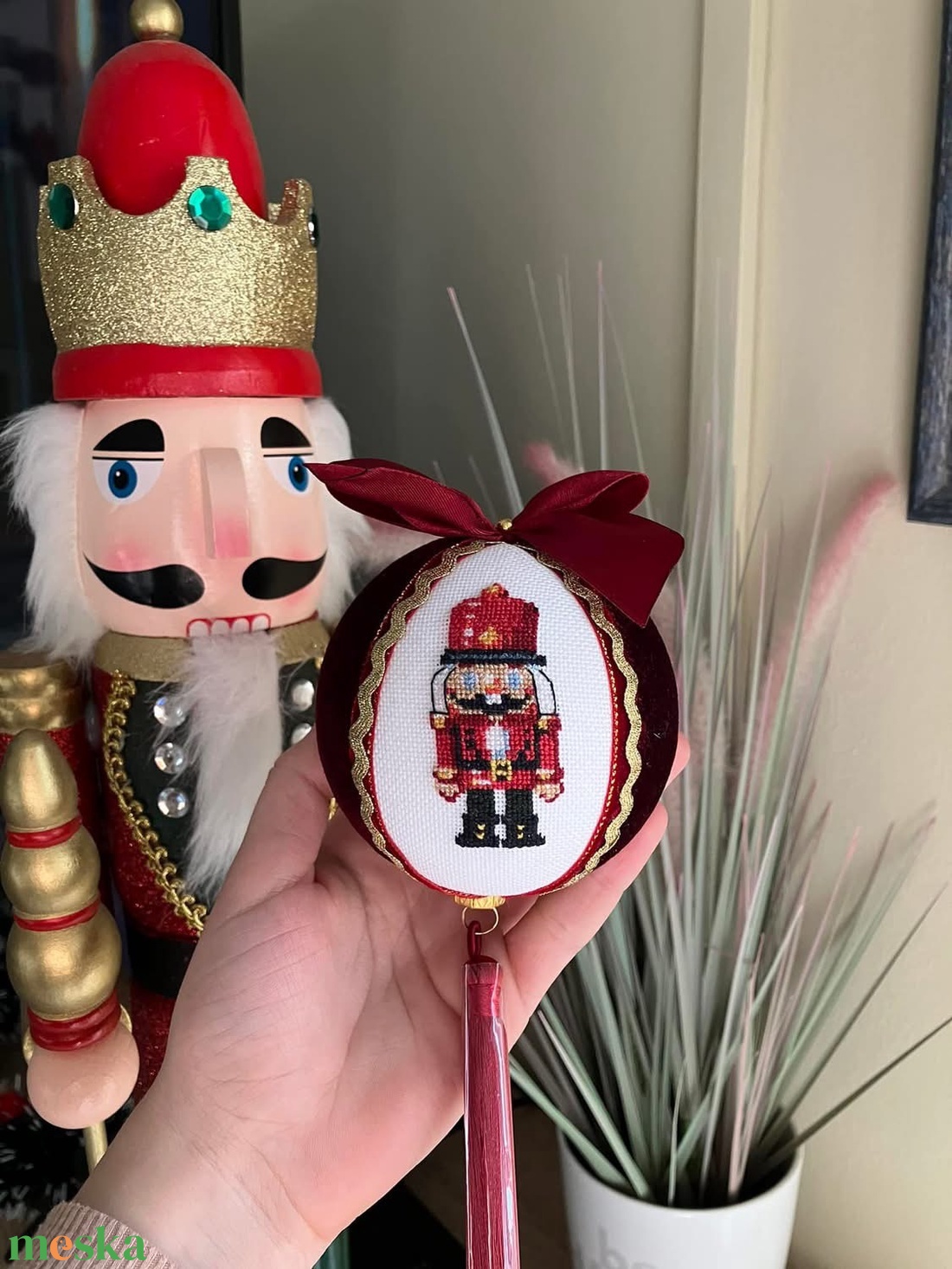 Keresztszemes hímzéssel díszített karácsonyi gömb - otthon & életmód - dekoráció - fali és függő dekoráció - függődísz - Meska.hu Keresztszemes hímzéssel díszített karácsonyi gömb - otthon & életmód - dekoráció - fali és függő dekoráció - függődísz - Meska.hu