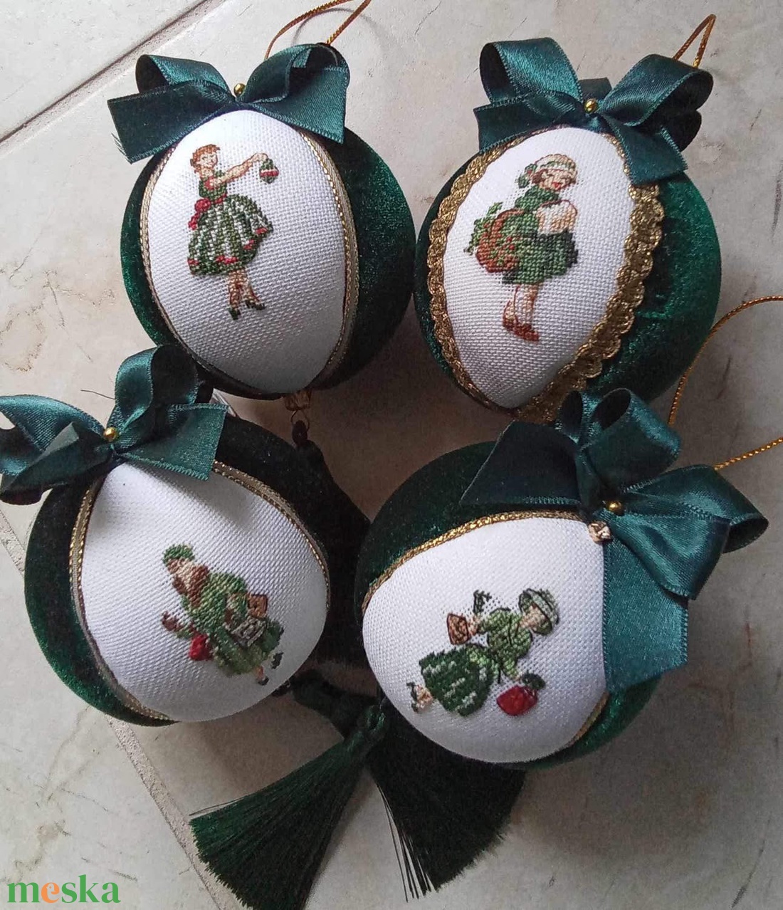 Keresztszemes hímzéssel díszített karácsonyi gömb szett - karácsony - karácsonyi lakásdekoráció - karácsonyfadíszek - Meska.hu