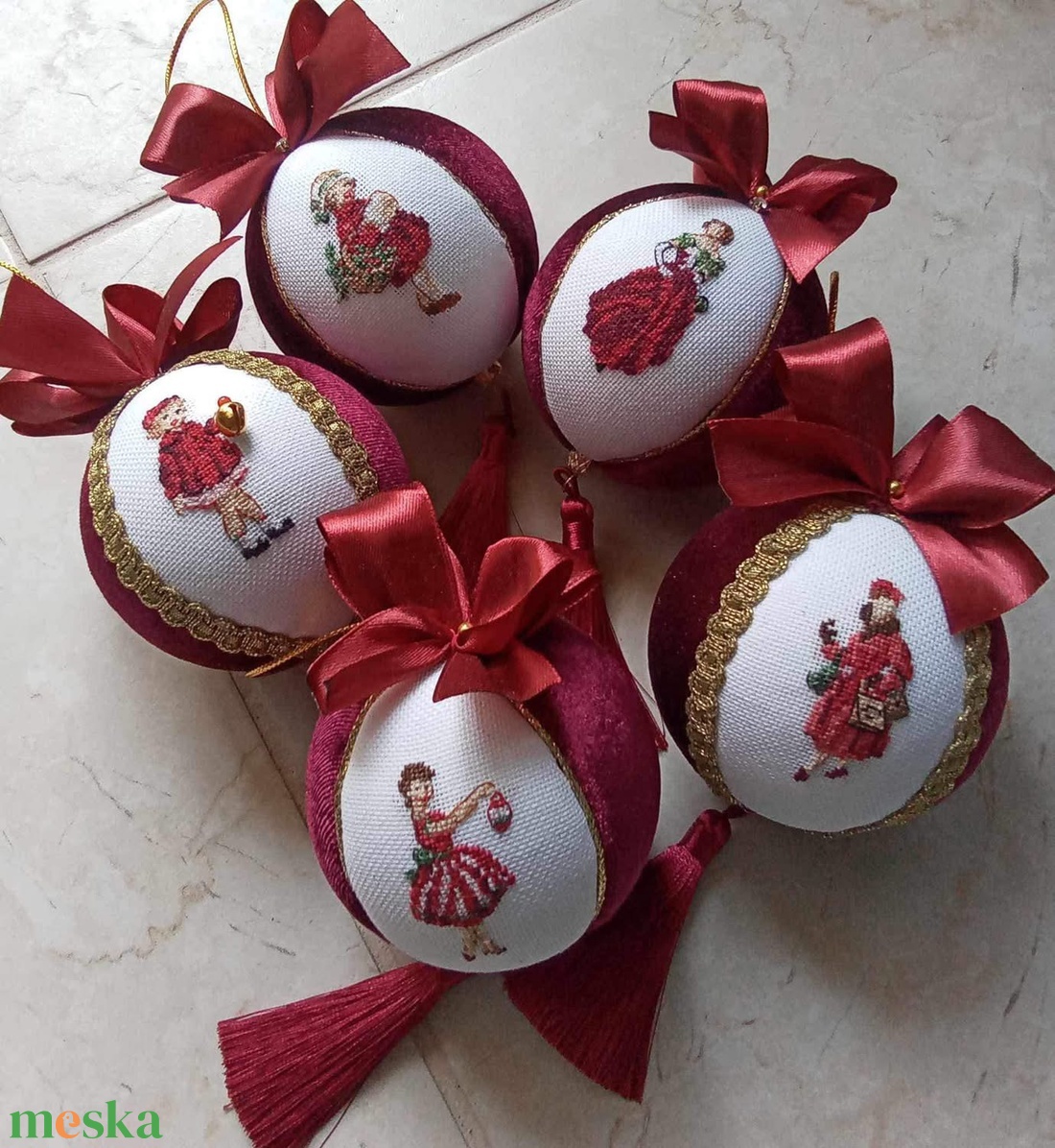 Keresztszemes hímzéssel díszített karácsonyi gömb - otthon & életmód - dekoráció - fali és függő dekoráció - függődísz - Meska.hu Keresztszemes hímzéssel díszített karácsonyi gömb - otthon & életmód - dekoráció - fali és függő dekoráció - függődísz - Meska.hu