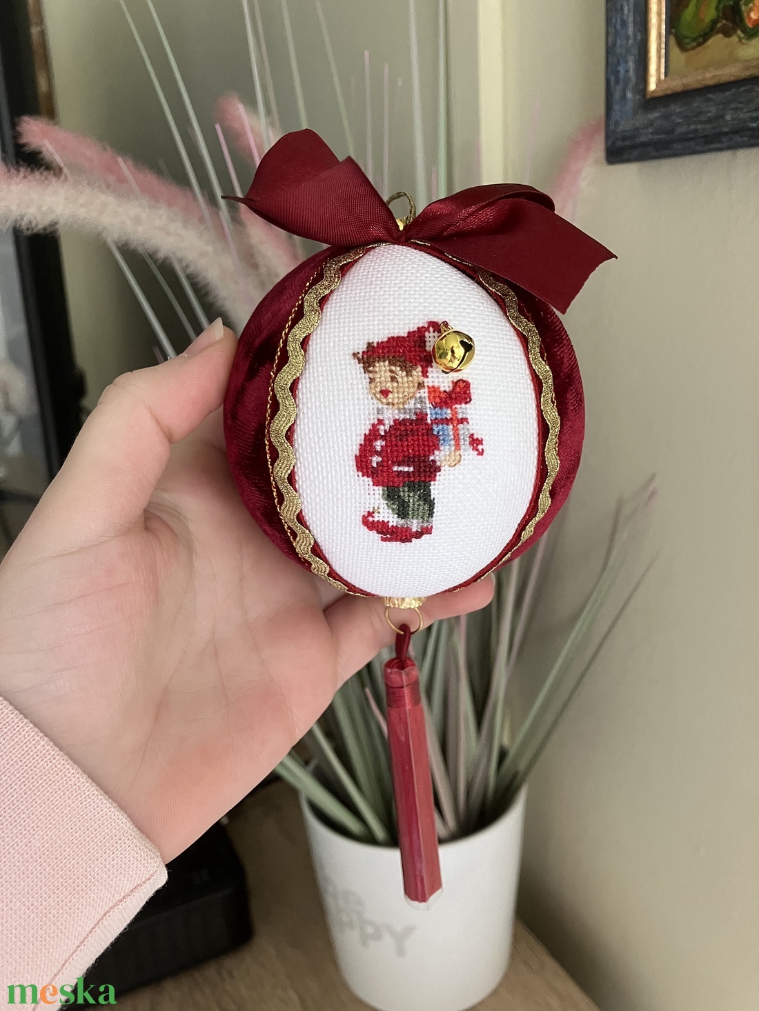 Keresztszemes hímzéssel díszített karácsonyi gömb - otthon & életmód - dekoráció - fali és függő dekoráció - függődísz - Meska.hu Keresztszemes hímzéssel díszített karácsonyi gömb - otthon & életmód - dekoráció - fali és függő dekoráció - függődísz - Meska.hu