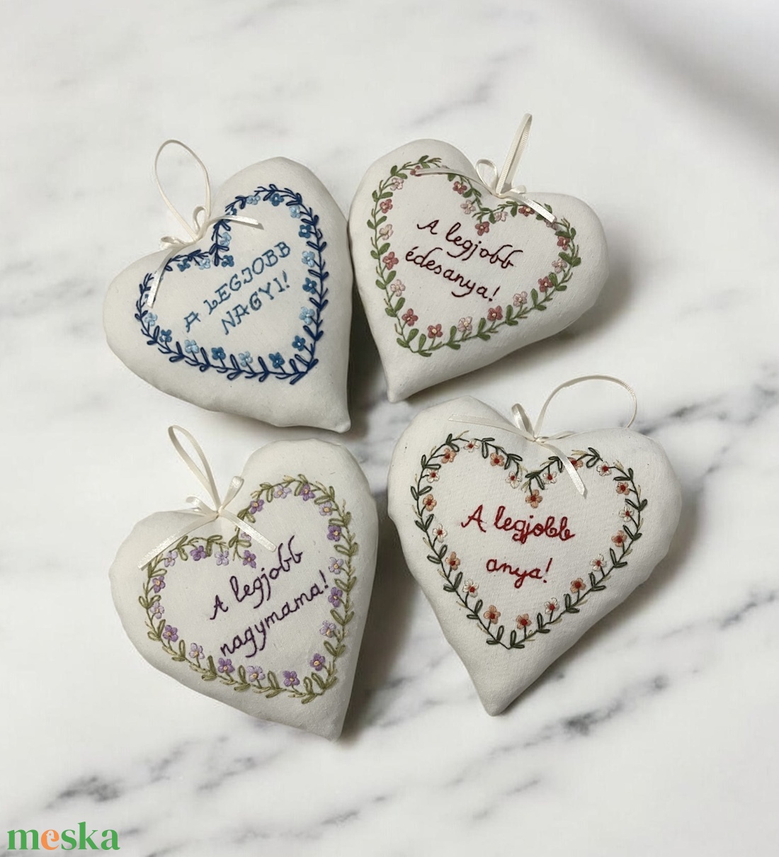Szív alakú hímzéssel díszített anyák napi ajándék - otthon & életmód - dekoráció - fali és függő dekoráció - függődísz - Meska.hu