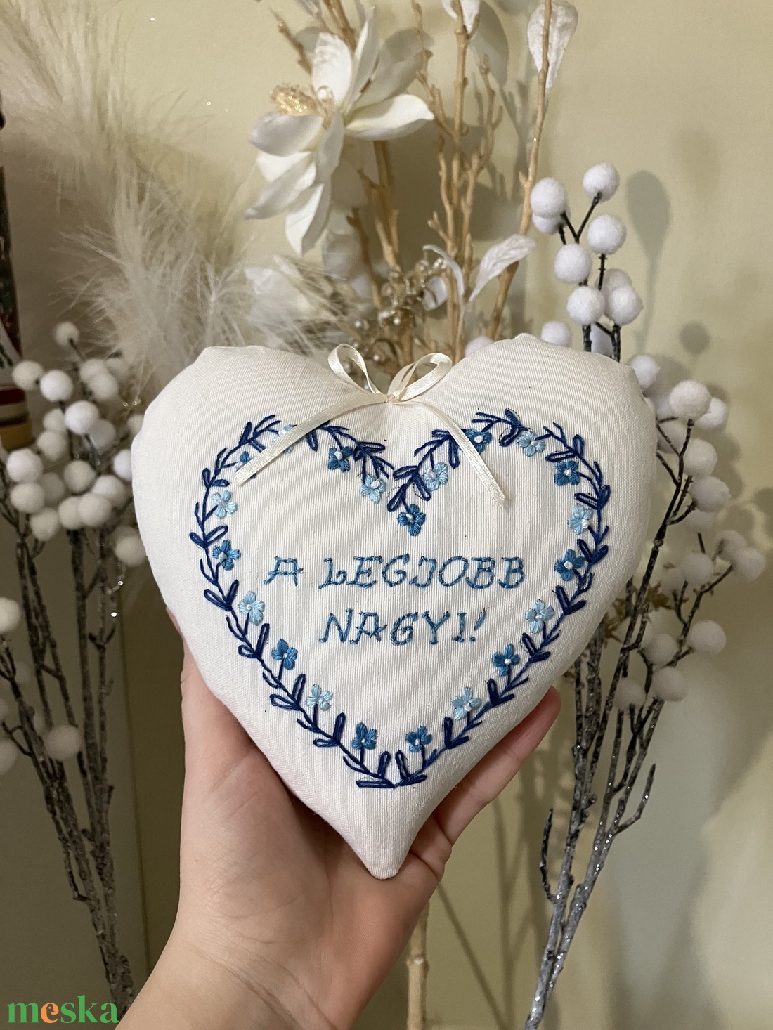 Szív alakú hímzéssel díszített anyák napi ajándék - otthon & életmód - dekoráció - fali és függő dekoráció - függődísz - Meska.hu