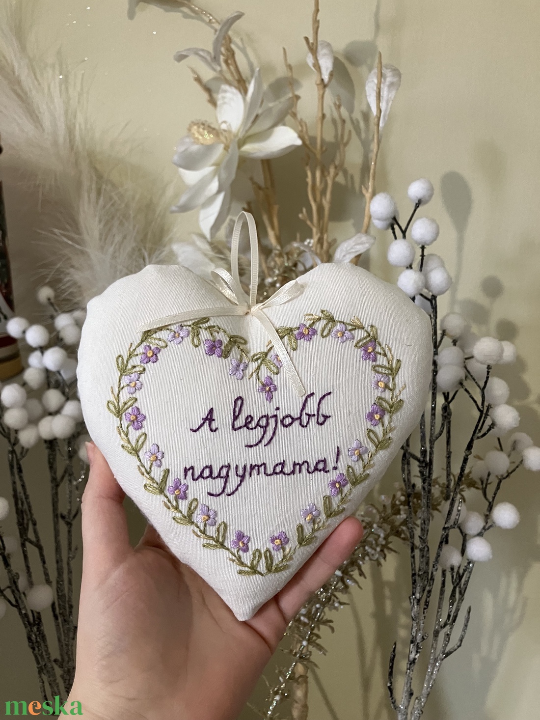 Szív alakú hímzéssel díszített anyák napi ajándék - otthon & életmód - dekoráció - fali és függő dekoráció - függődísz - Meska.hu