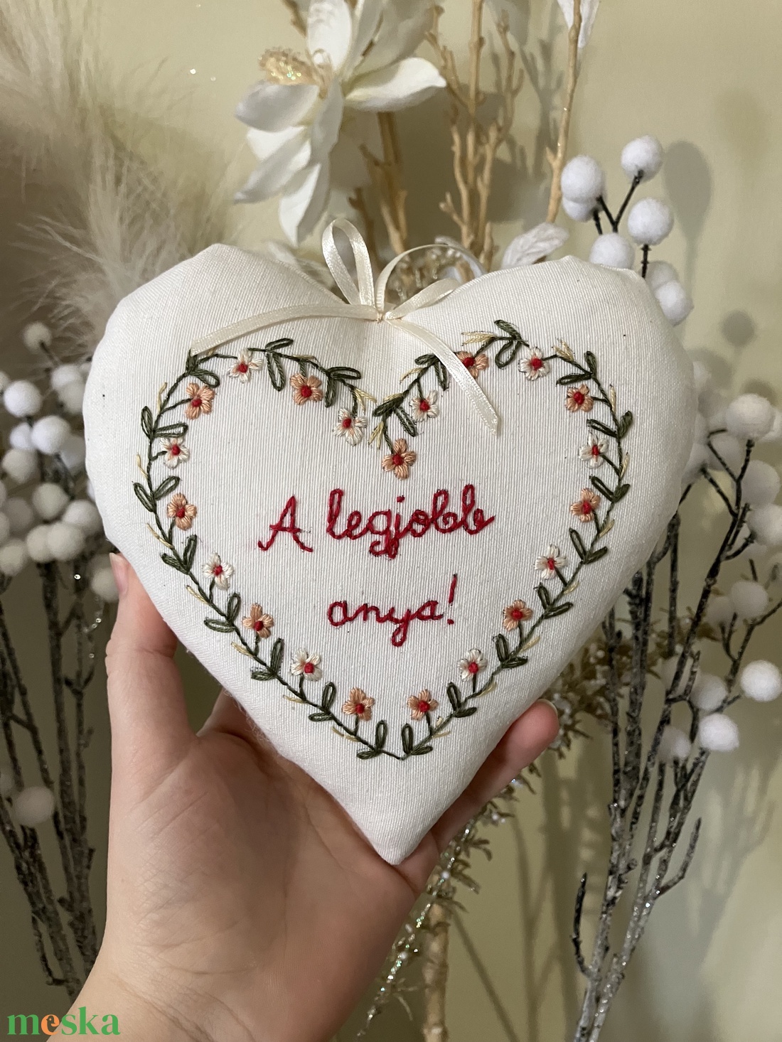 Szív alakú hímzéssel díszített anyák napi ajándék - otthon & életmód - dekoráció - fali és függő dekoráció - függődísz - Meska.hu