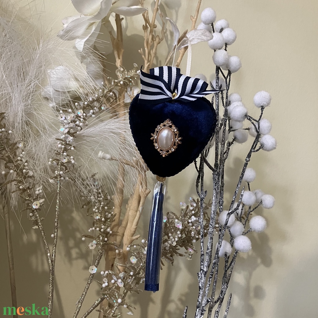 Szív alakú bársony dísz nőnapra  - otthon & életmód - dekoráció - fali és függő dekoráció - falra akasztható dekor - Meska.hu