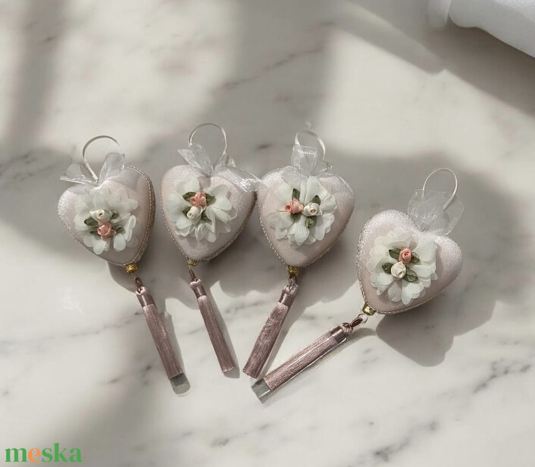 Szív alakú bársony dísz nőnapra  - otthon & életmód - dekoráció - fali és függő dekoráció - falra akasztható dekor - Meska.hu