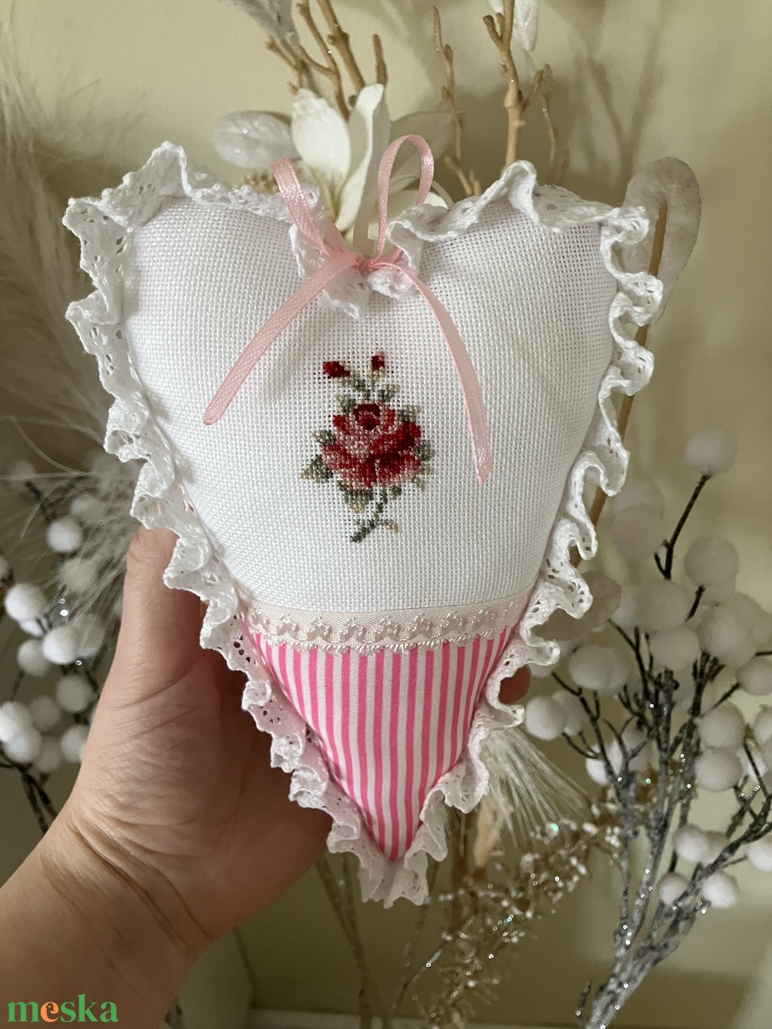 Szív alakú, keresztszemes hímzéssel díszített anyák napi ajándék - otthon & életmód - dekoráció - fali és függő dekoráció - függődísz - Meska.hu